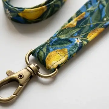 Lemon Grove Charm, close-up of the finish